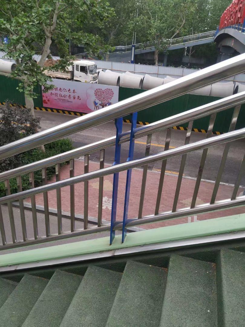 桥梁防撞护栏