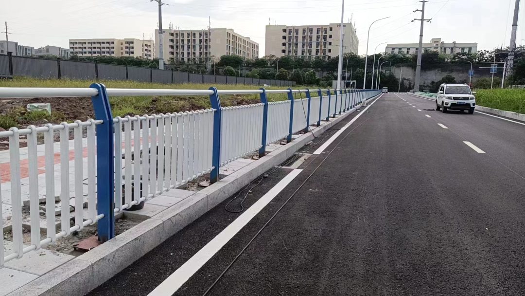 桥梁防撞护栏