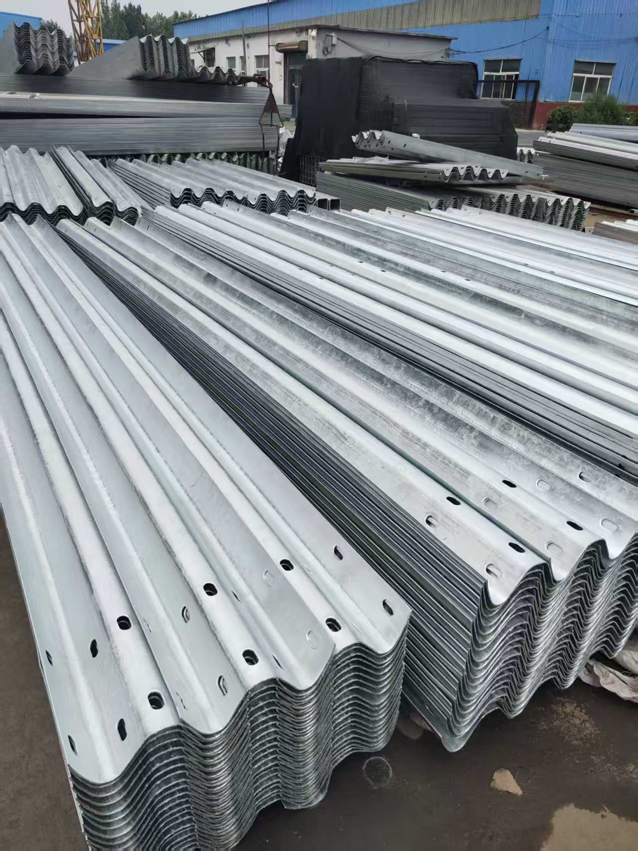 两波护栏板与三波护栏在道路中的应用差异