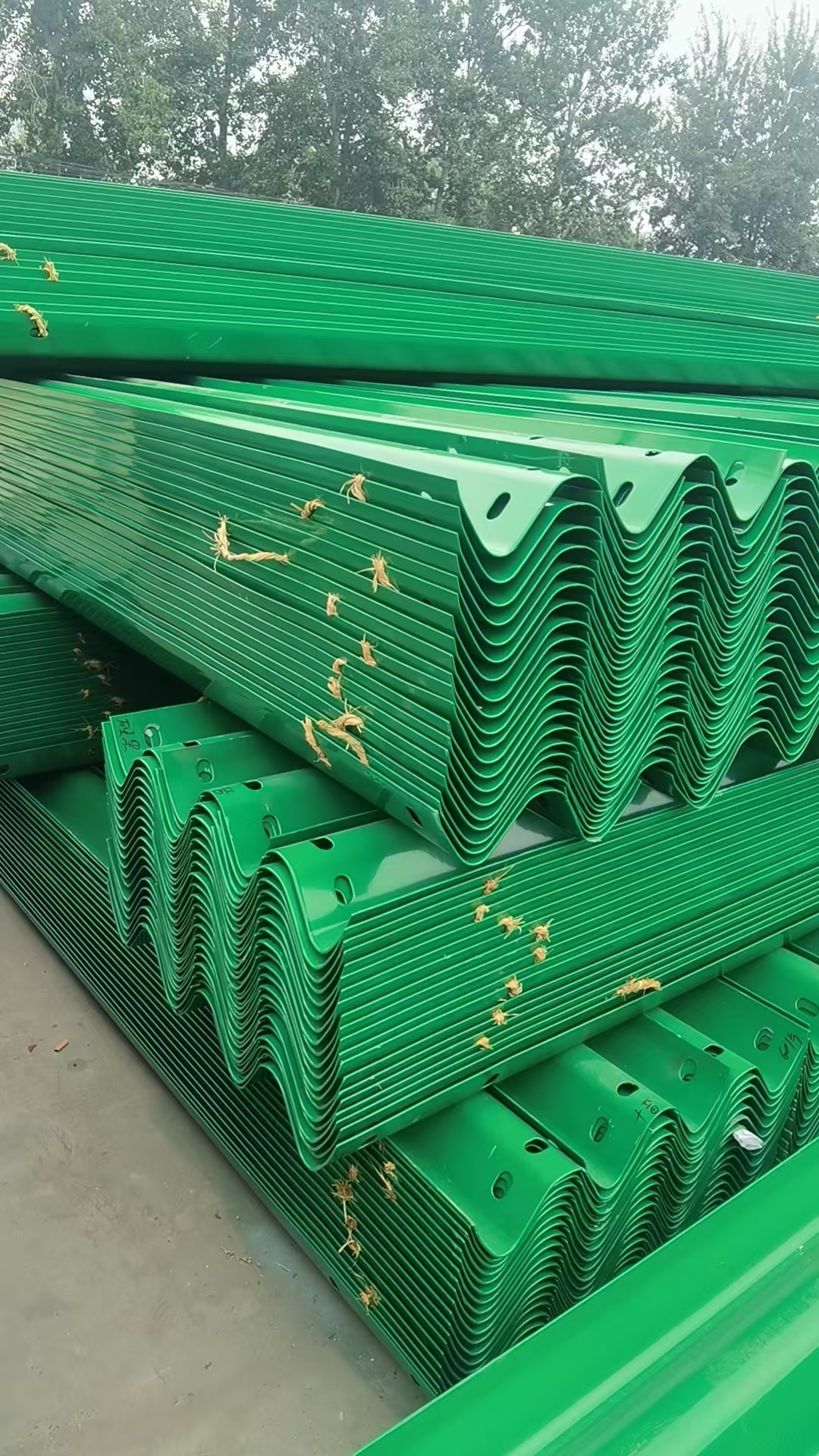 高速公路护栏在的应用案例与标准规范