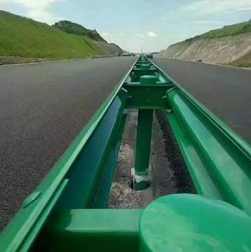 机场护栏网的技术要求：机场安防系统的重要组成部分