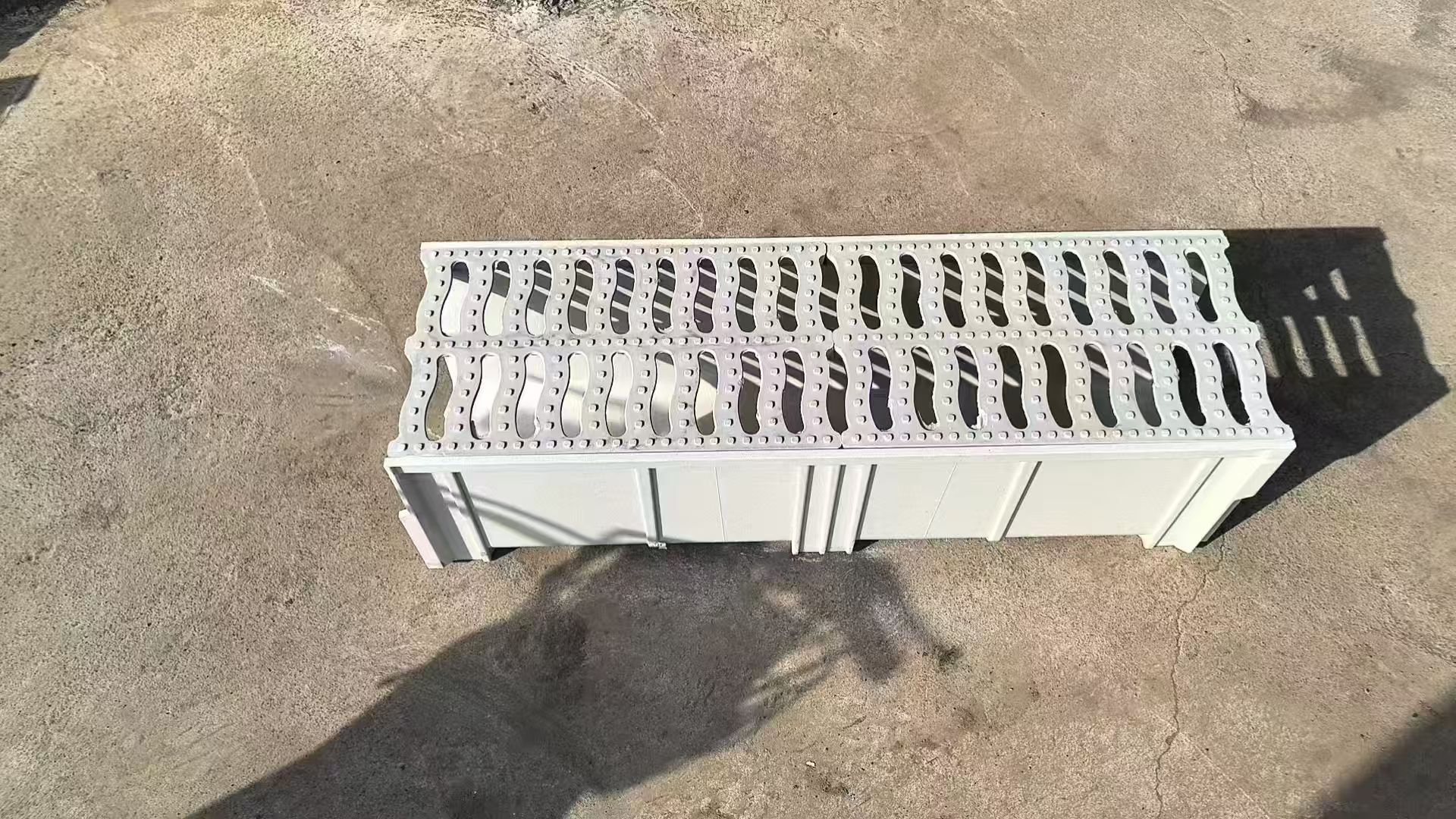 成都市都江堰市地下车库树脂排水沟：防渗漏施工技术