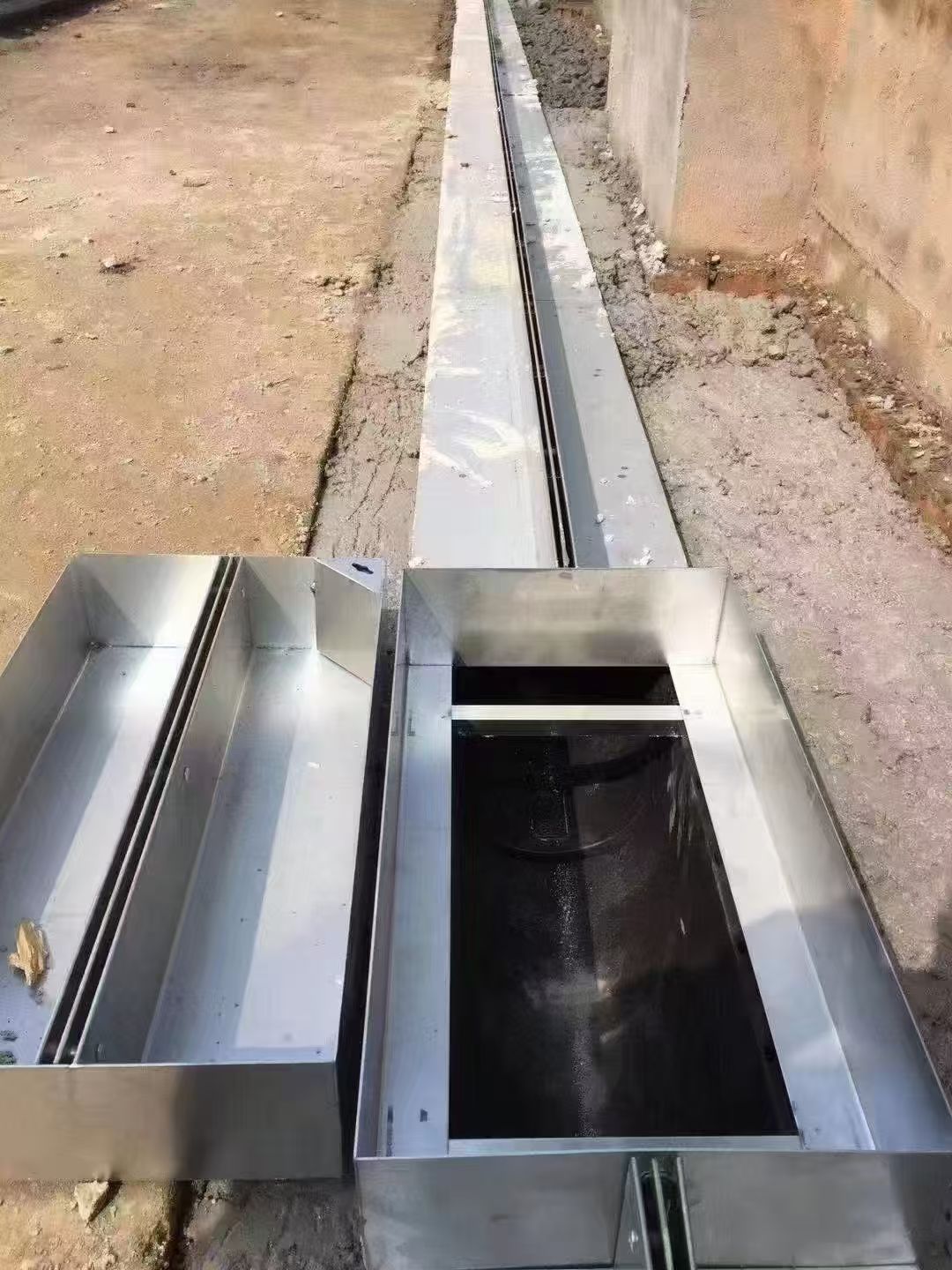 停车场树脂排水沟推荐：高强度树脂沟盖板防压裂方案
