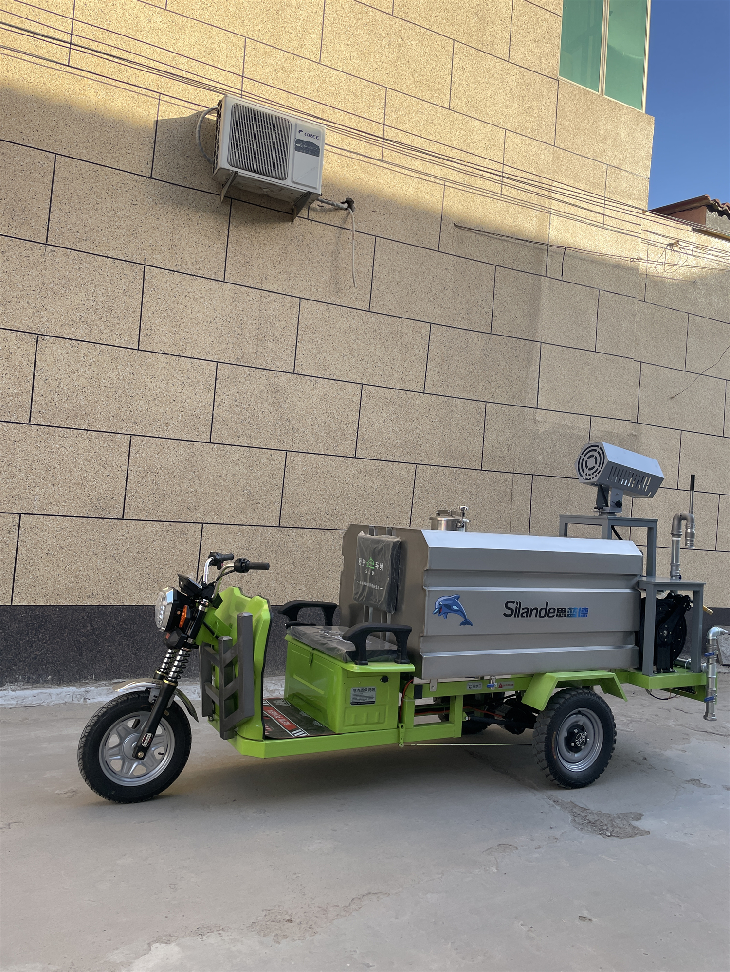 电动喷雾洒水三轮车，黄石市西塞山区小区绿化的好工具