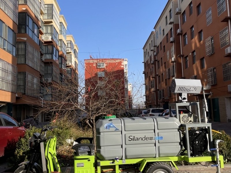 电动三轮洒水车工作场景