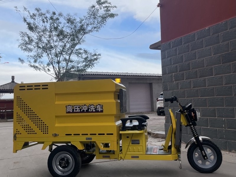 电动三轮高压清洗车侧面视角