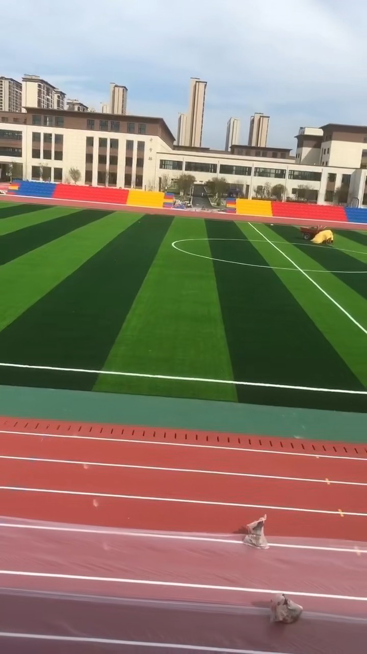 如何选择朝阳市龙城区运动场草坪？专业人士分享3个关键指标