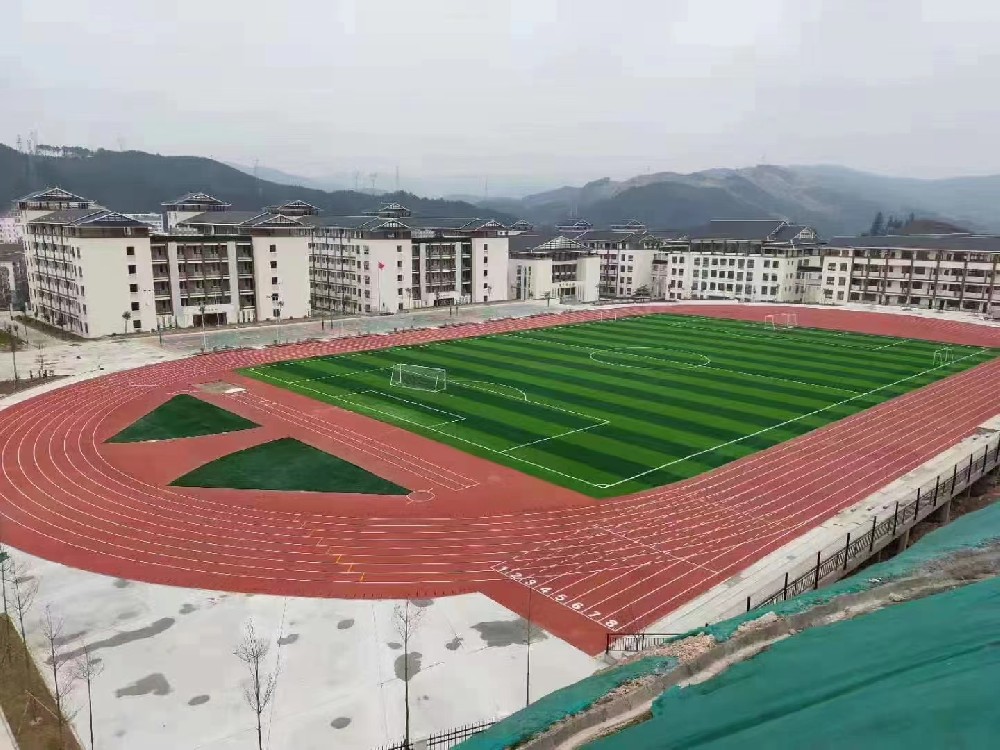 肇庆市广宁县足球场铺装材料对比，人造草坪的性价比优势