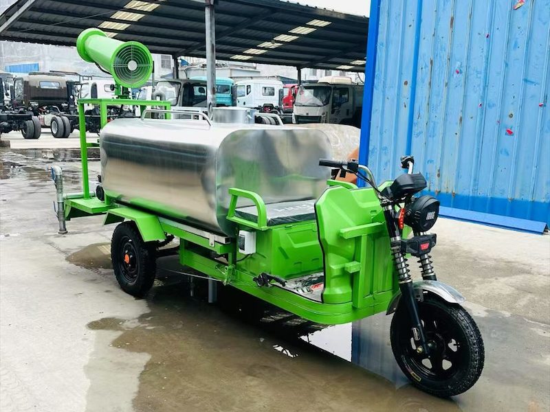 电动三轮洒水车