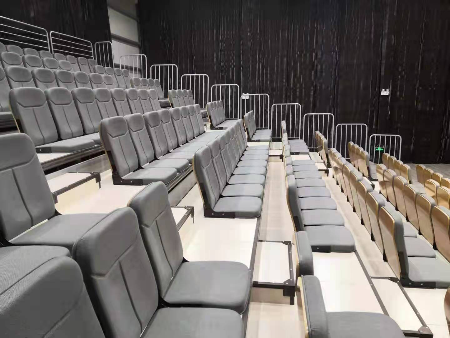 江门市恩平市三座连排看台椅，紧凑设计提升座位密度