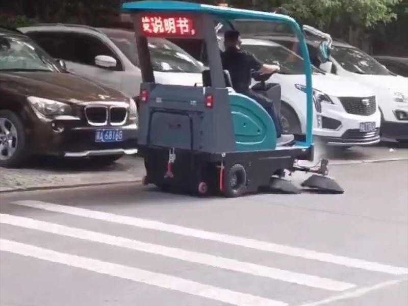 扫地车工作场景