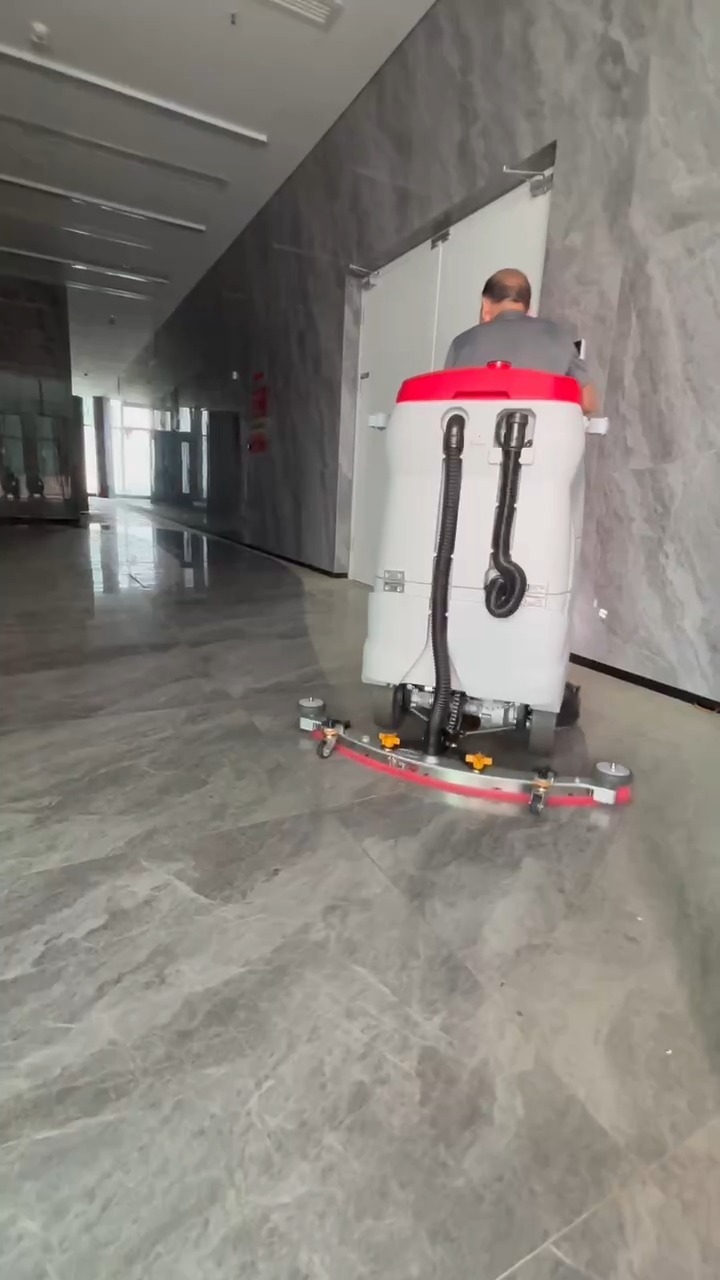 商用洗地机在湖南省商场清洁中的实用技巧