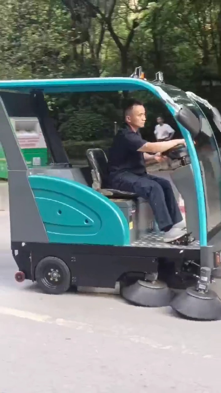江西省四轮扫地车：大容量垃圾箱满足长时作业需求