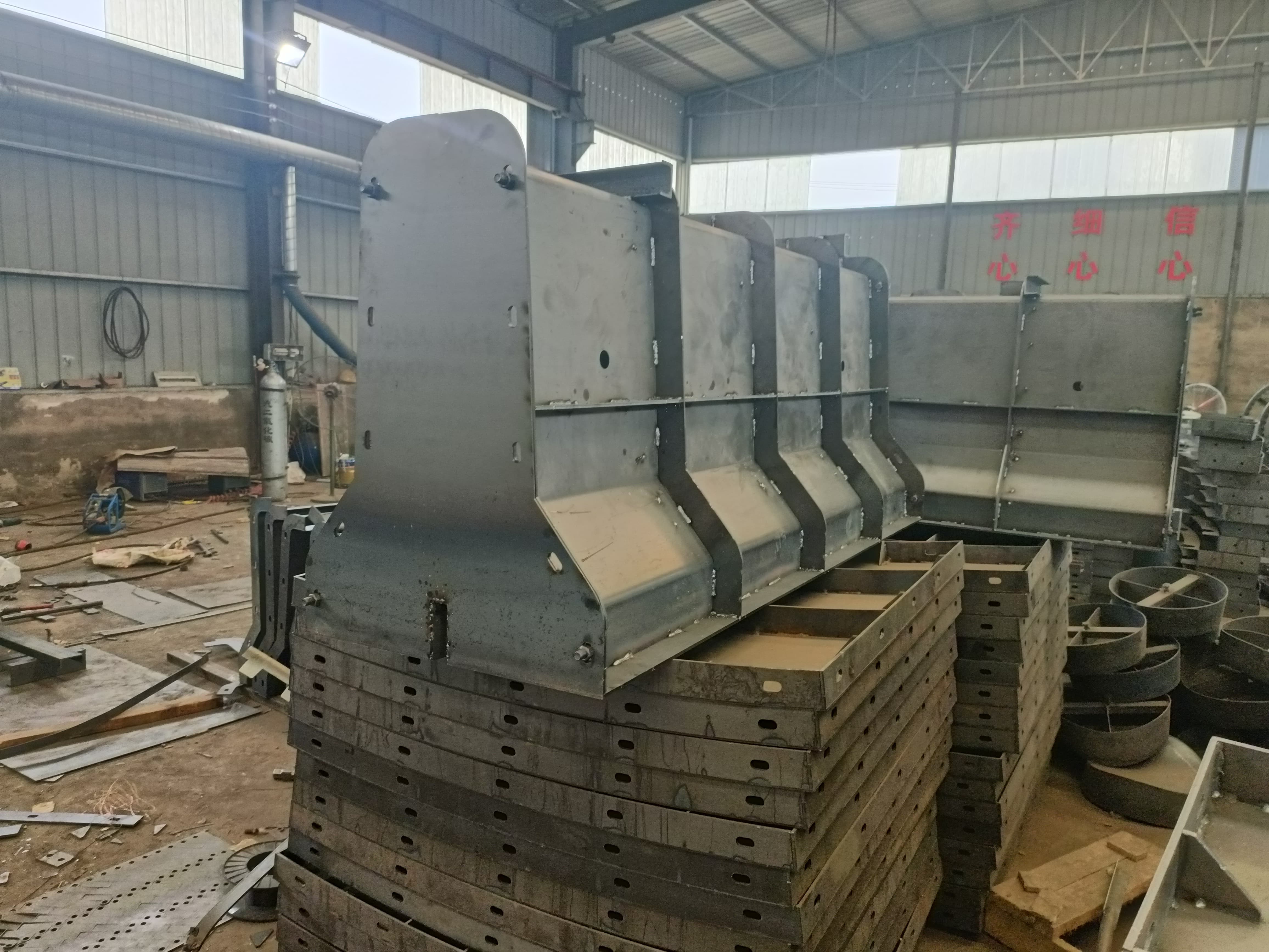 新星市隔离墩模具生产厂家怎么联系？供应商推荐与规