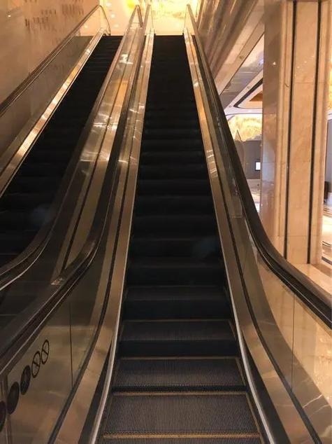 扶梯拆除作业