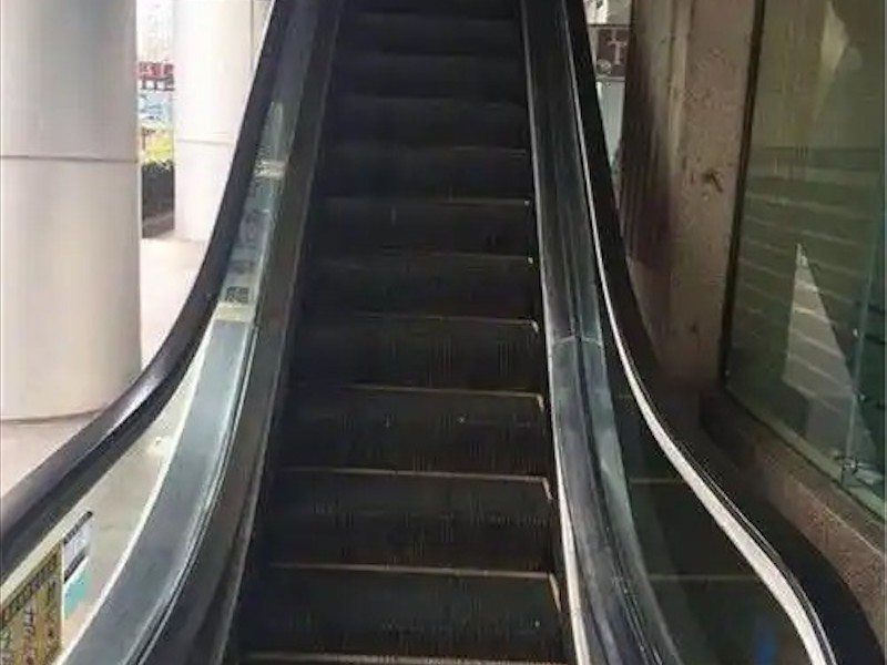 商场扶梯回收作业现场