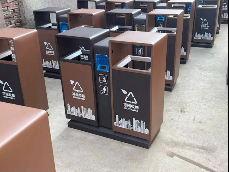 学校垃圾桶