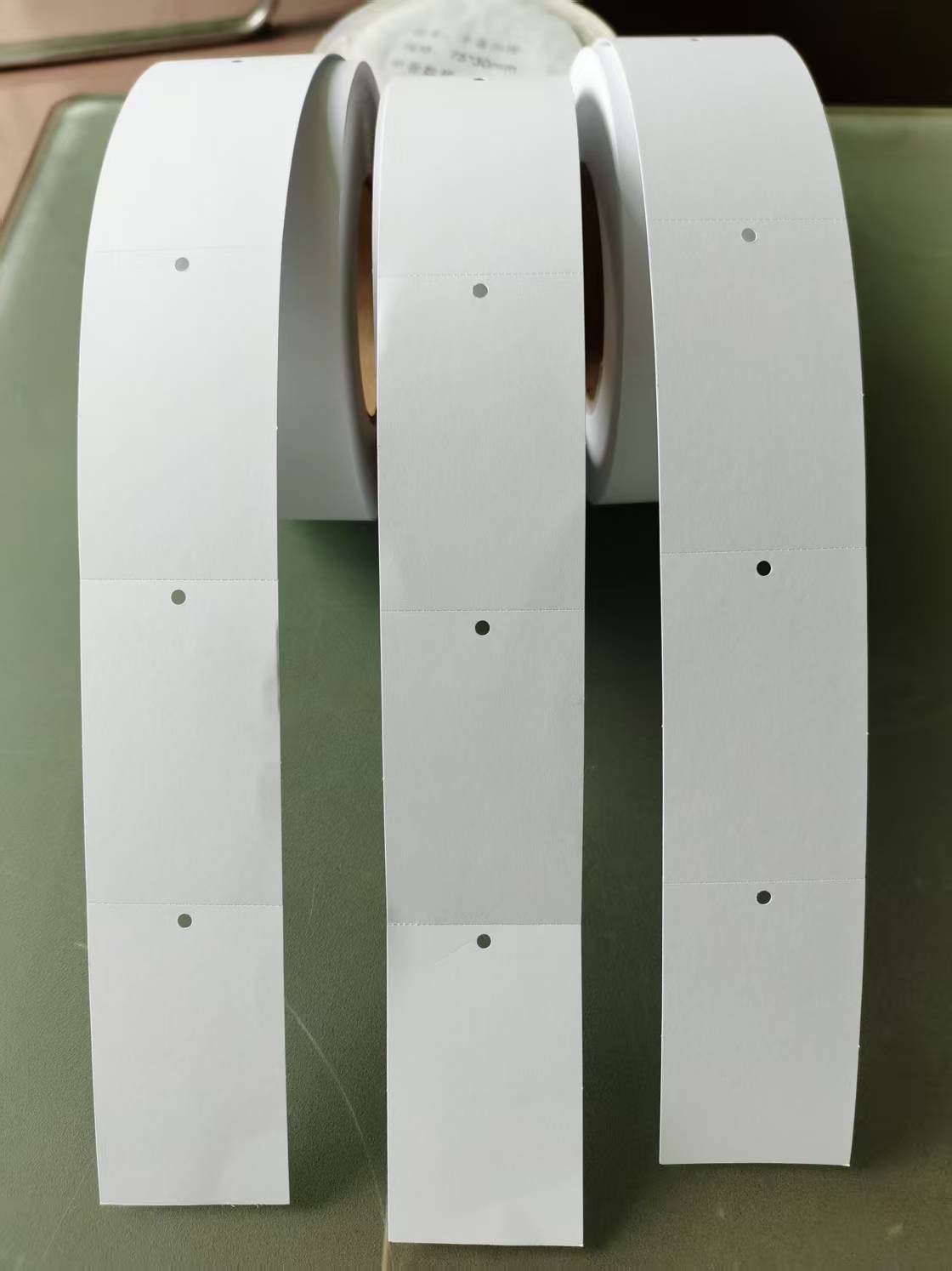 青海省卷筒吊牌厂家：定制印刷卷筒吊牌，满足服装行业需求
