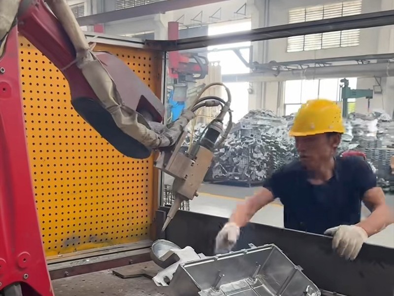 焊接机器人工作场景