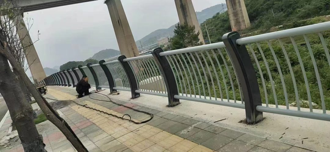 桥梁隔离护栏