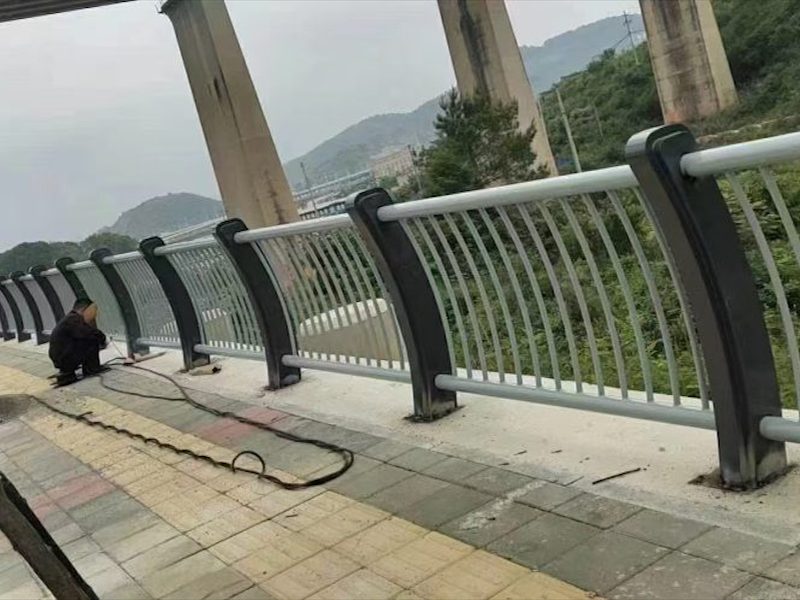 桥梁隔离护栏