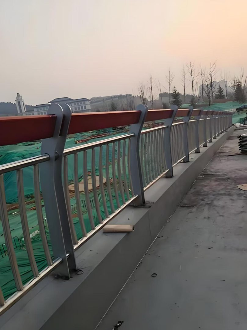 桥梁隔离护栏