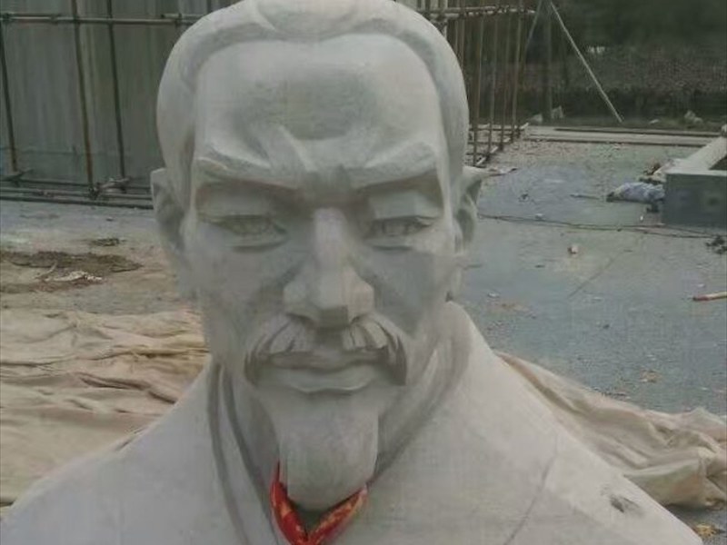 可克达拉市铜雕人像
