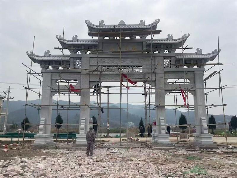 可克达拉市村庄石牌坊