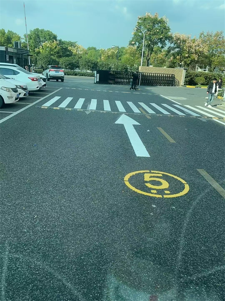 双鸭山市停车位划线