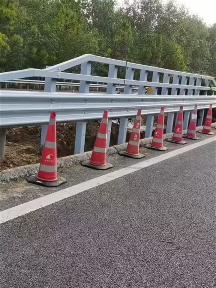 三波护栏