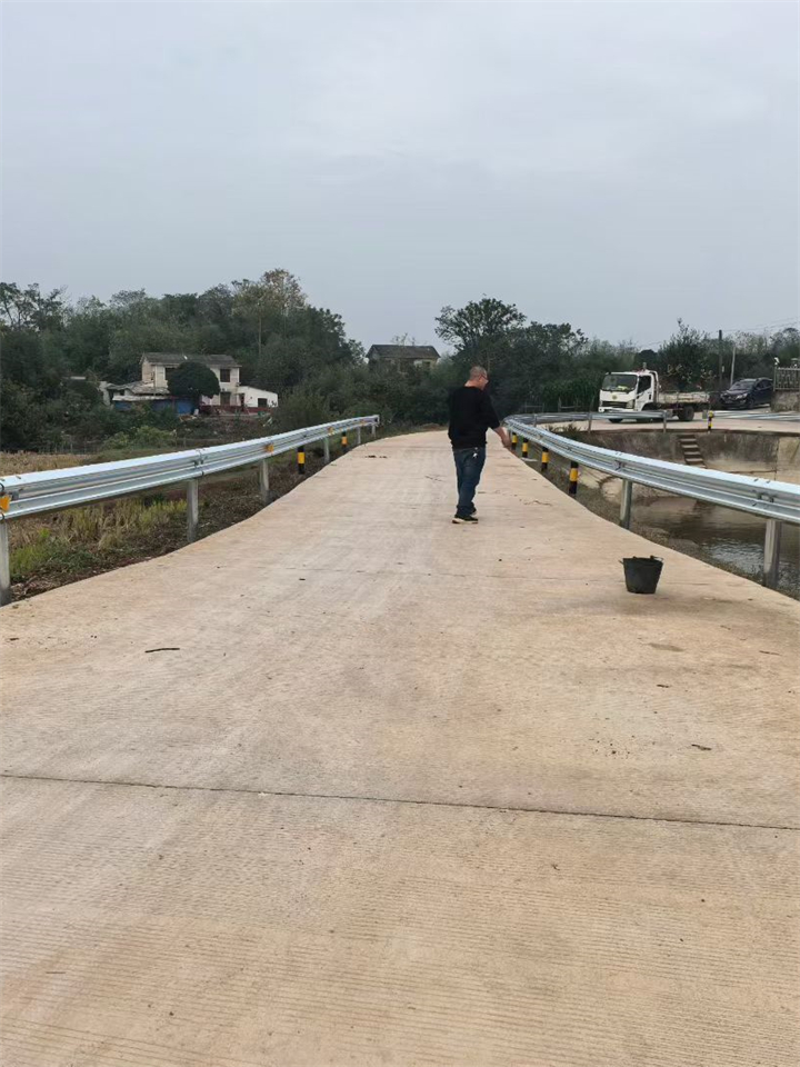 三波护栏
