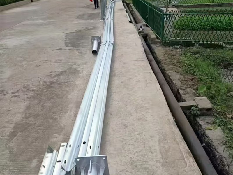 公路护栏立柱