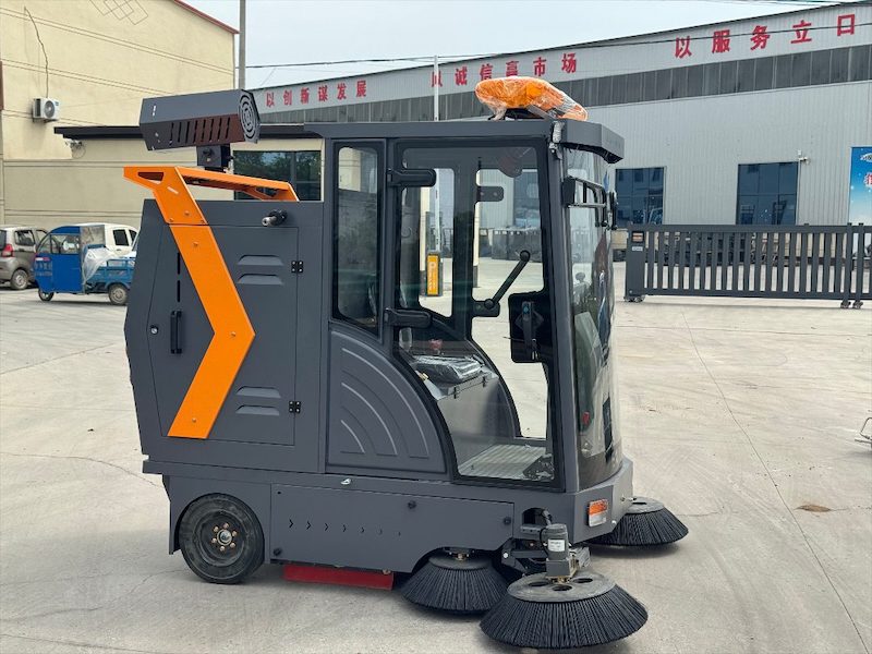 小型扫地车