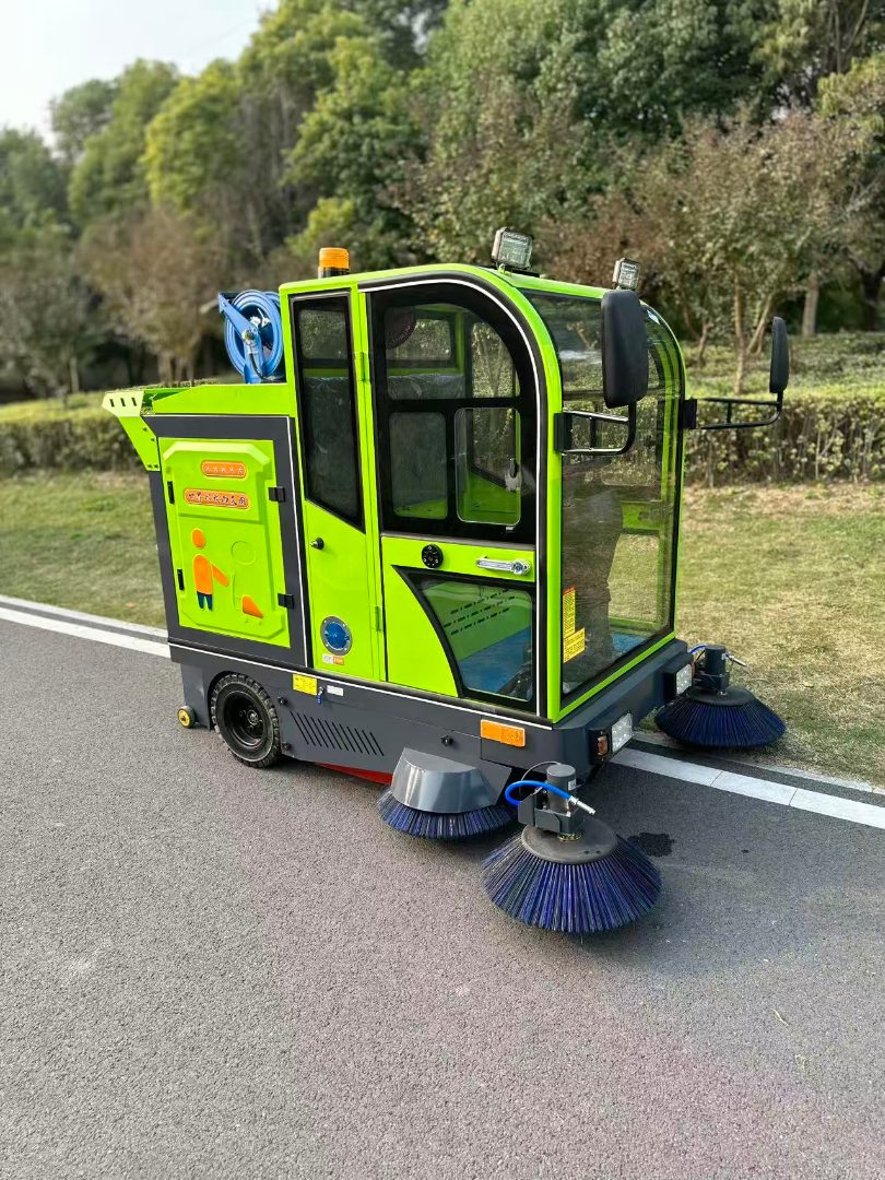 小型扫地车