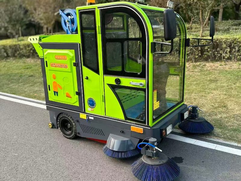小型扫地车