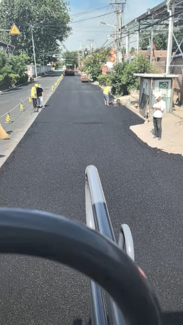 道路沥青摊铺施工