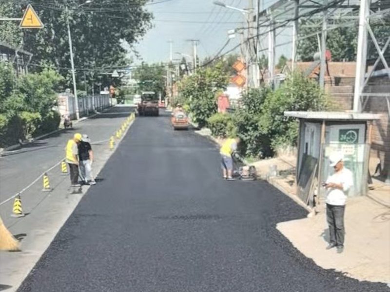 道路沥青摊铺施工