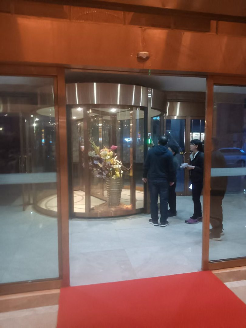 两翼旋转门