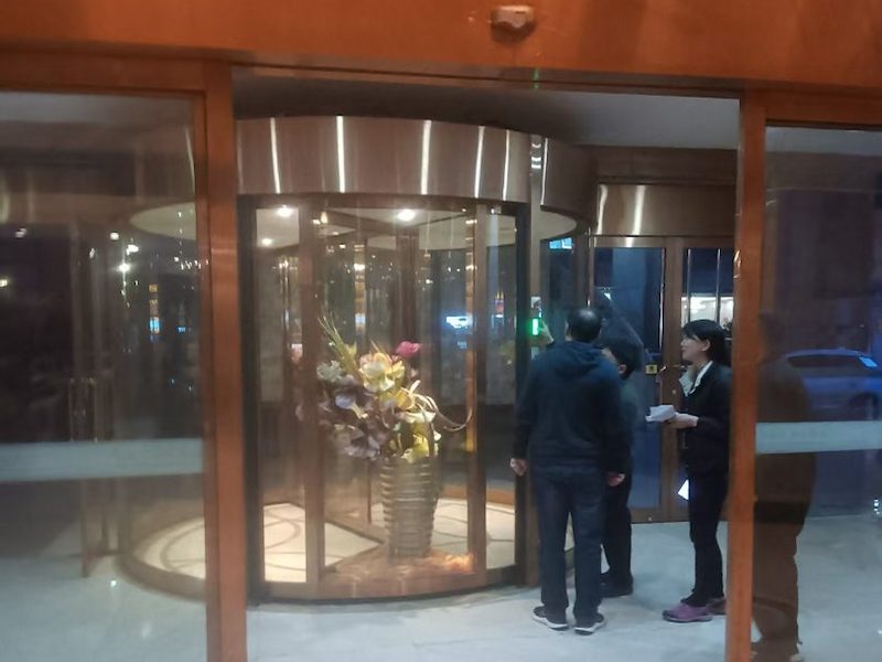 两翼旋转门