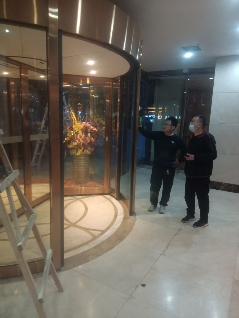 自动旋转门
