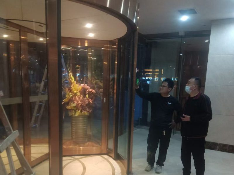 自动旋转门