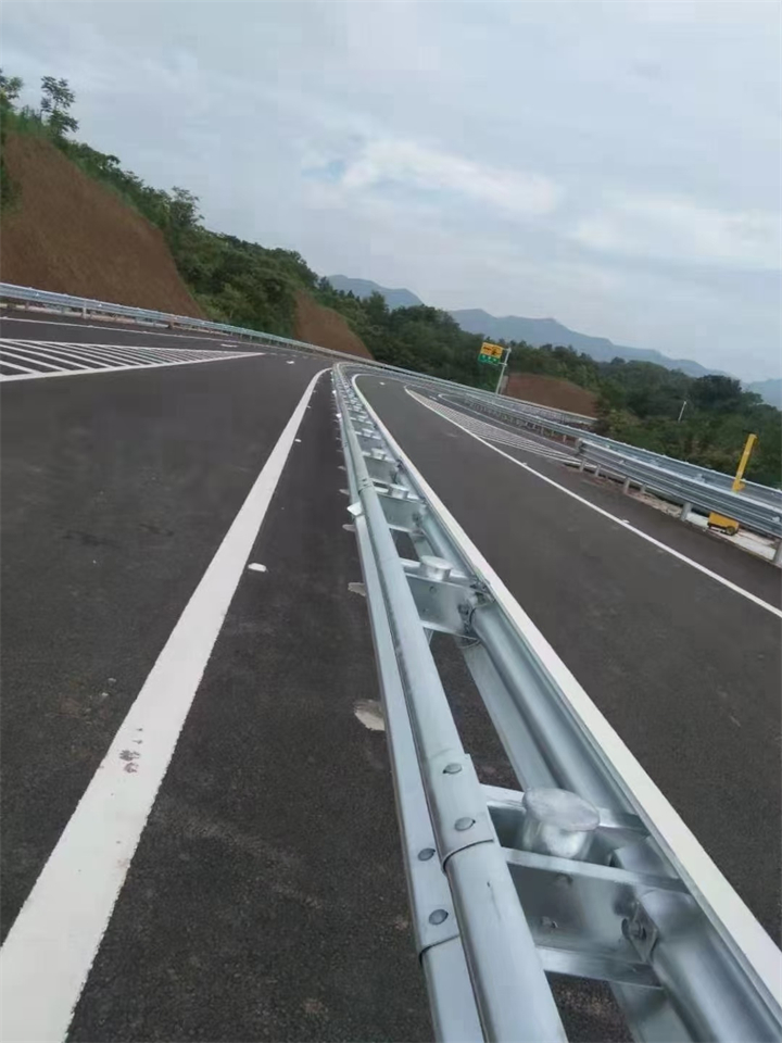 公路波形护栏