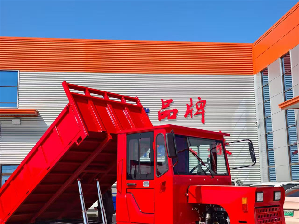四驱翻斗车