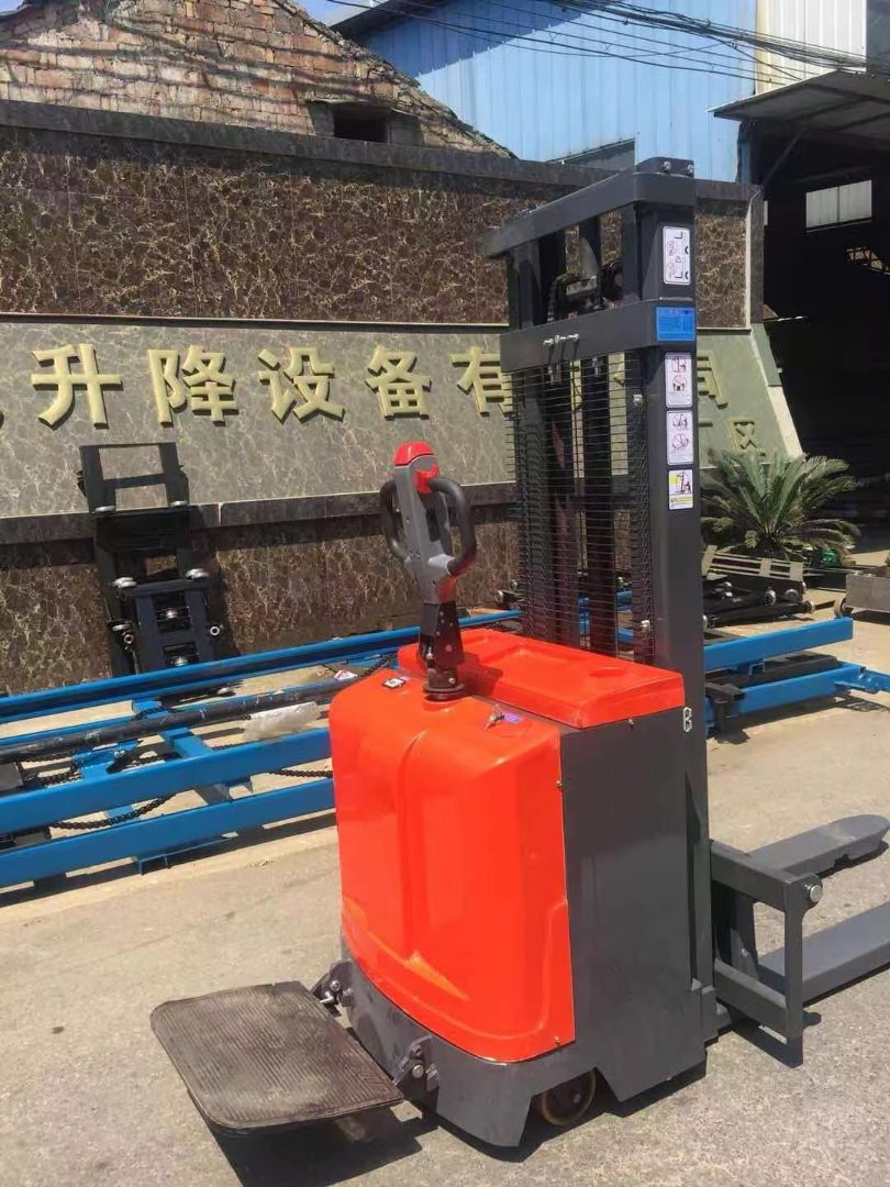 电动堆垛车